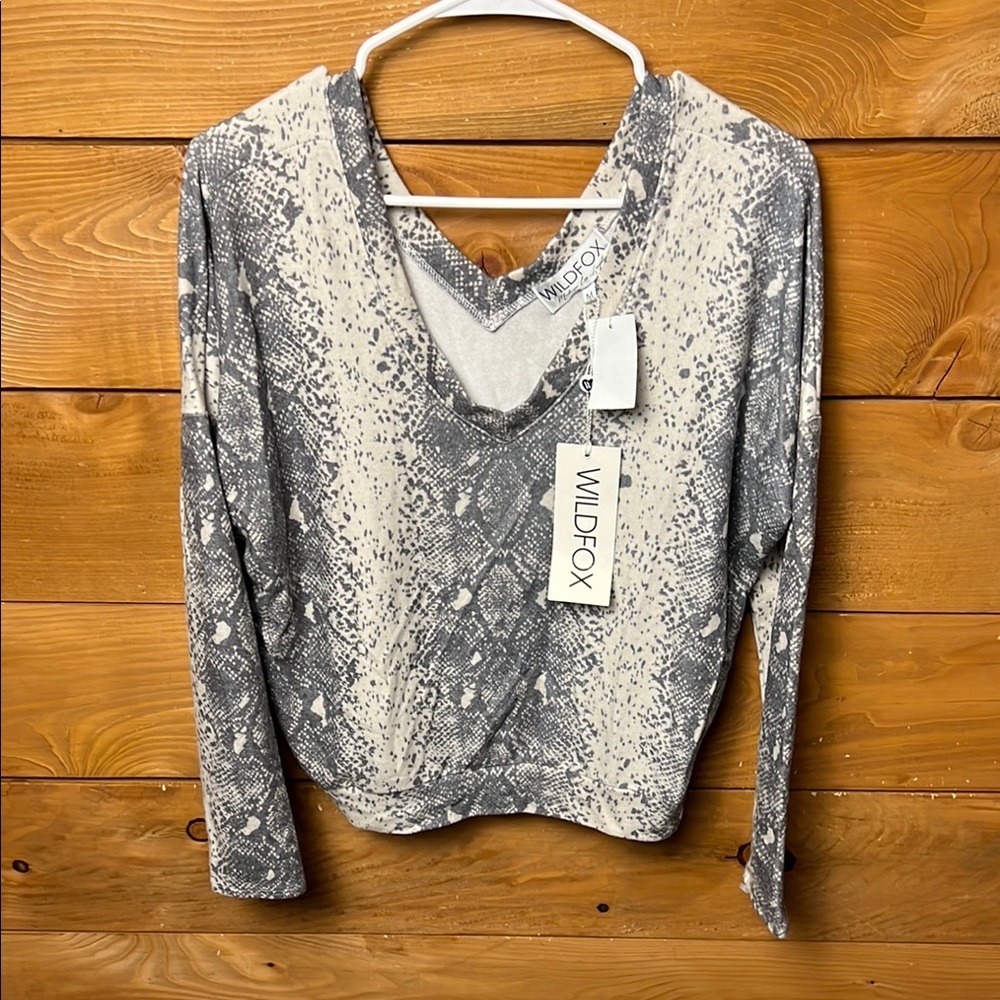 Wildfox Gray and Cream Womens Top Md Daphne Pullover Sweater V-Neck Python print